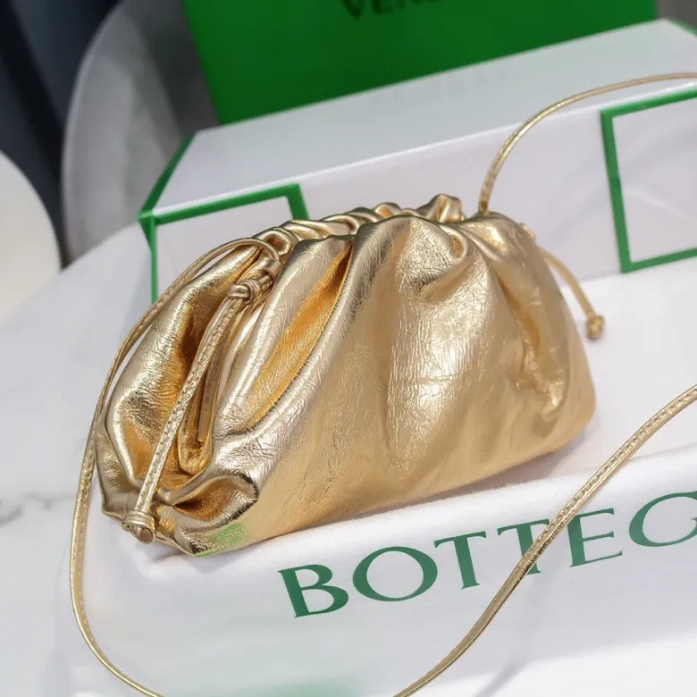 Batch 1260 #𝐓𝐇𝐄 𝐏𝐎𝐔𝐂𝐇 Golden Small Cloud Bag The exciting cloud bag ☁️ has been upgraded again ❕blingbling✨ The clouds are super eye-catching! ☁️Yunduo's bag shape and the sheepskin material upper design are really cute and rustic. The stunning beauty is irresistible. The Nappa lambskin lining is high-end and exquisite. It makes the seemingly ordinary Yunduo feel extra luxurious, and the sense of high-end is overwhelming. It's so awesome💥 Size: 23*13cm, model number: 6671
